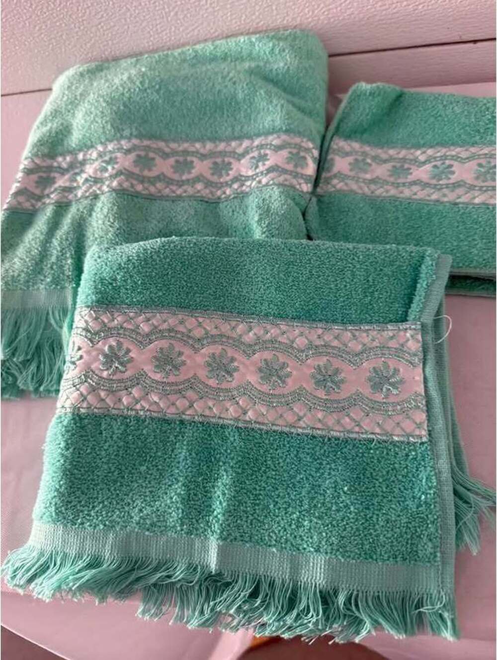 Vintage 3-Piece Mint Green Towel Set with Lace Trim